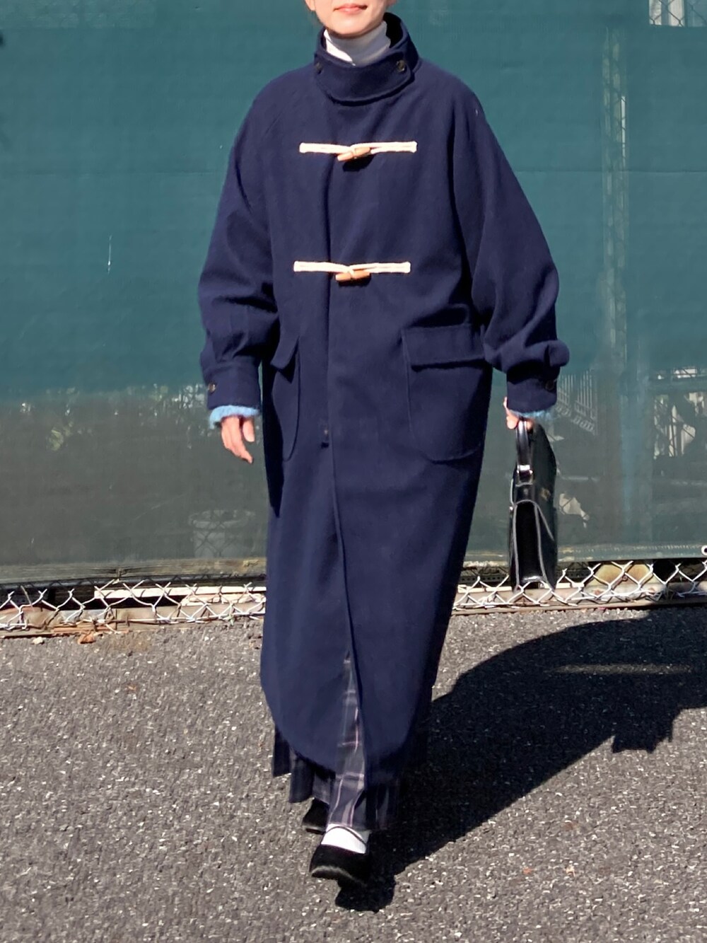 ブルー系のダッフルコート、ブルー系のカーディガン/ボレロ、ブルー系のスカートを着用したレディースの秋コーディネートの5枚目の写真