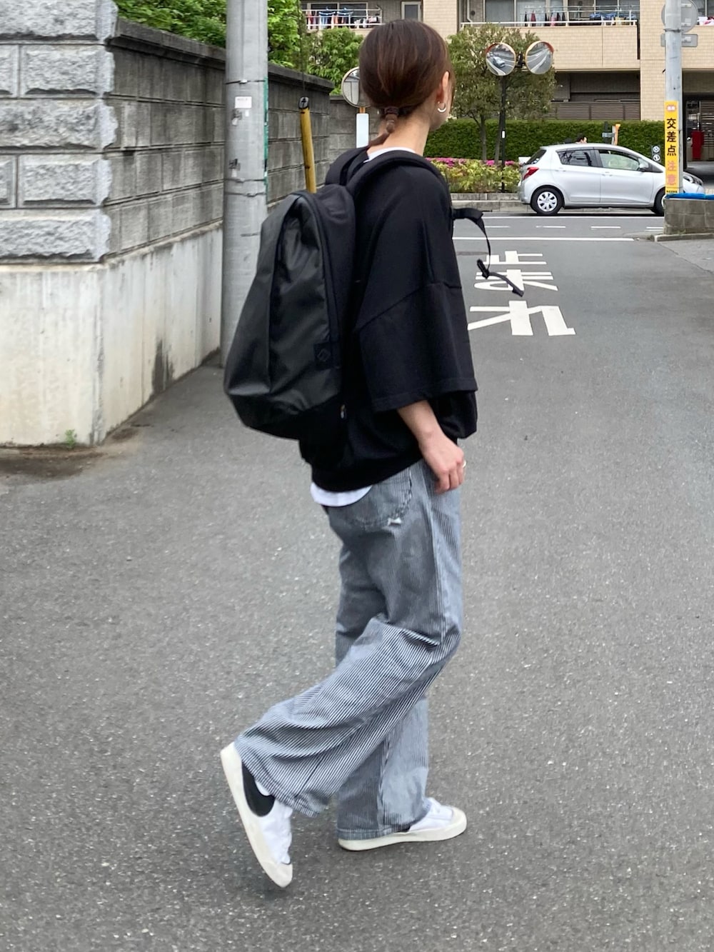 ブラック系のバックパック/リュック、ブラック系のスウェット、その他のその他パンツを着用したレディースの春コーディネートの4枚目の写真