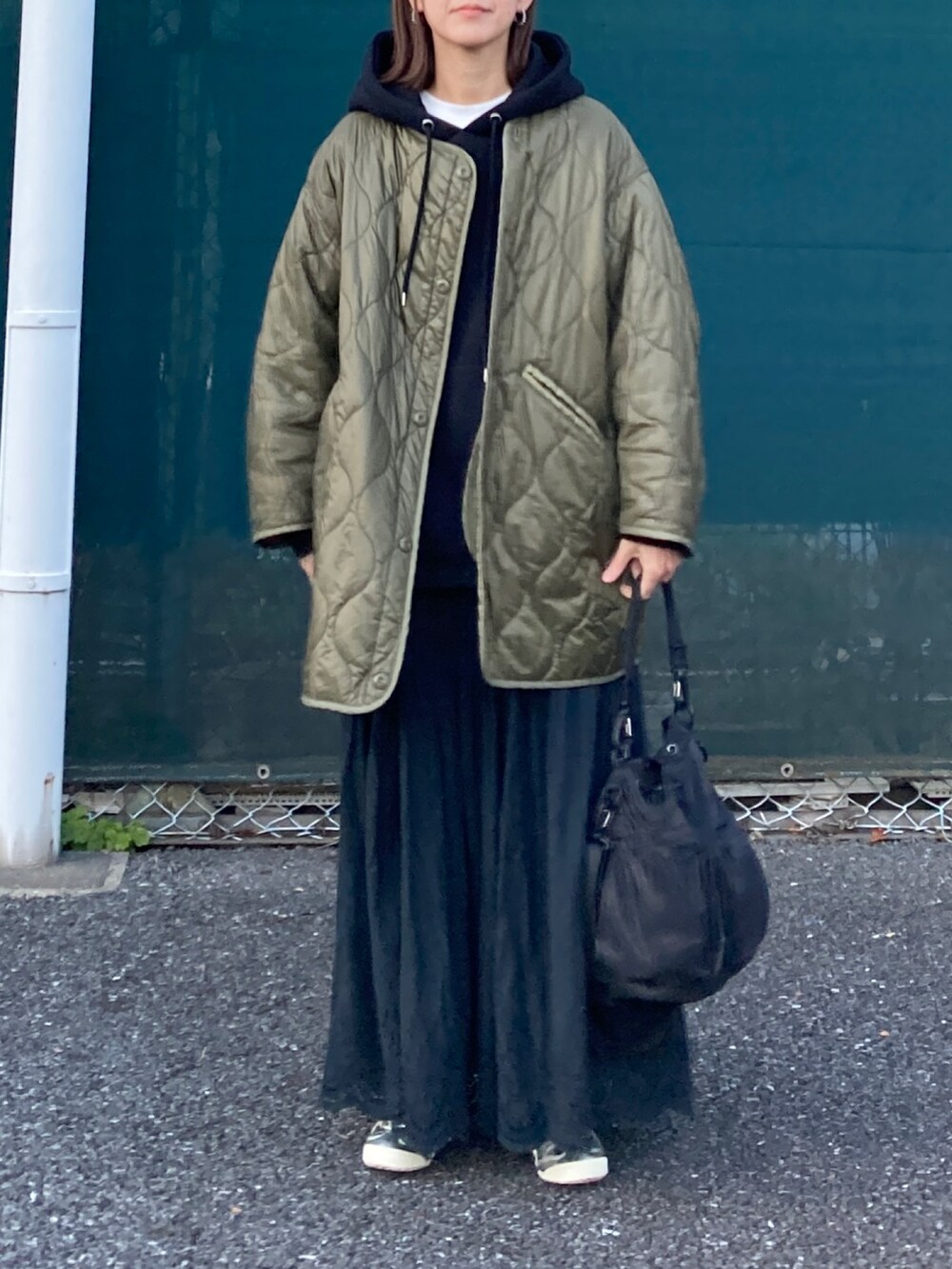 「冬コーデ、シンプルコーデ、レイヤードスタイル、休日スタイル、キルティング、冬アウター、パーカー、スウェット、ロングスカート、スニーカー、メタリック、ビッグシルエット、マイベストコーデ2023、クリスマスに着たい服、新星WEARISTAにエントリー」|「notch.の【 notch. by KR 】裏起毛パーカー(パーカー、ブラック系)」を使った、KRさん(レディース・159cm)の冬コーディネートの3枚目の写真