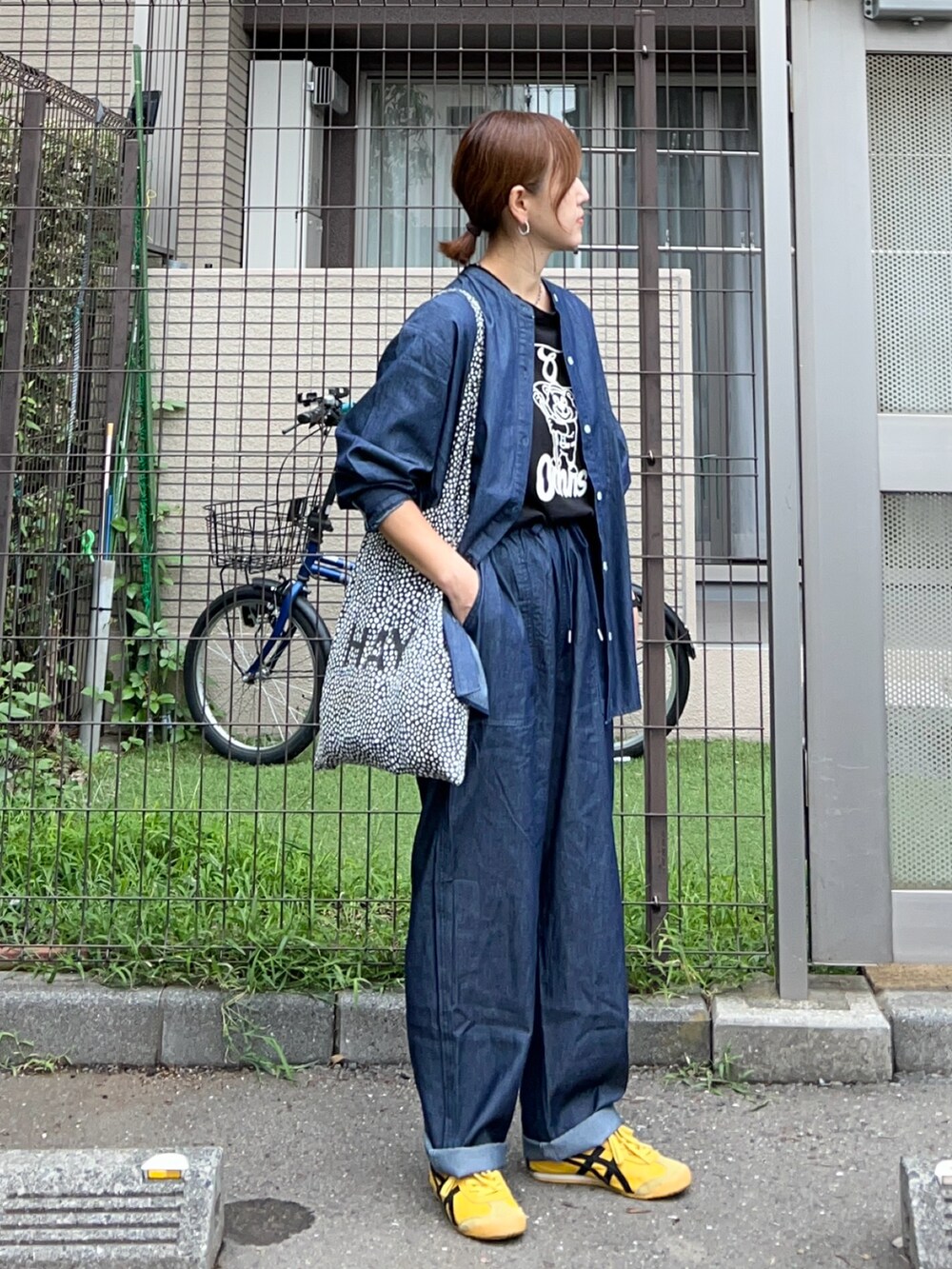 ブルー系のシャツ/ブラウス、ブラック系のTシャツ/カットソー、ブルー系のその他パンツを着用したレディースの秋コーディネートの3枚目の写真