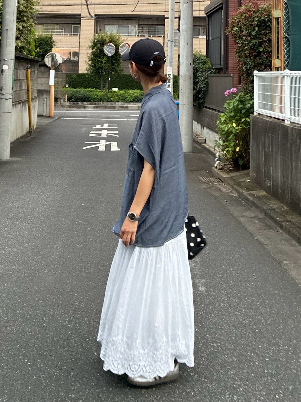 ブルー系のシャツ/ブラウス、その他のハンドバッグ、ホワイト系のスカートを着用したレディースの夏コーディネートの4枚目の写真
