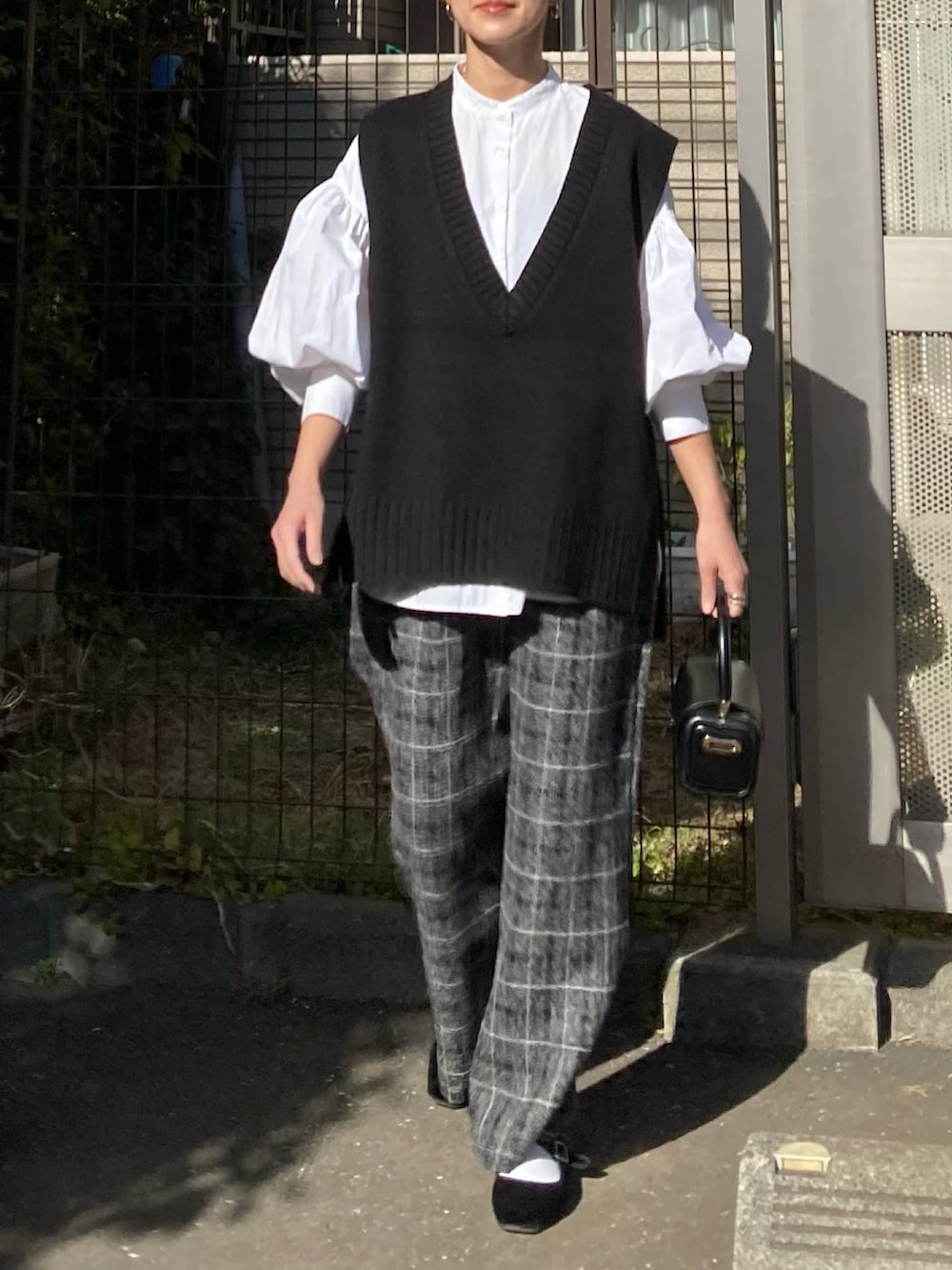 ブラック系のベスト、ホワイト系のシャツ/ブラウス、その他のその他パンツを着用したレディースの冬コーディネートの5枚目の写真