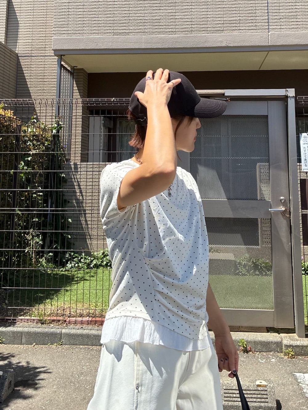 ホワイト系のTシャツ/カットソー、ホワイト系のその他パンツを着用したレディースの春コーディネートの5枚目の写真