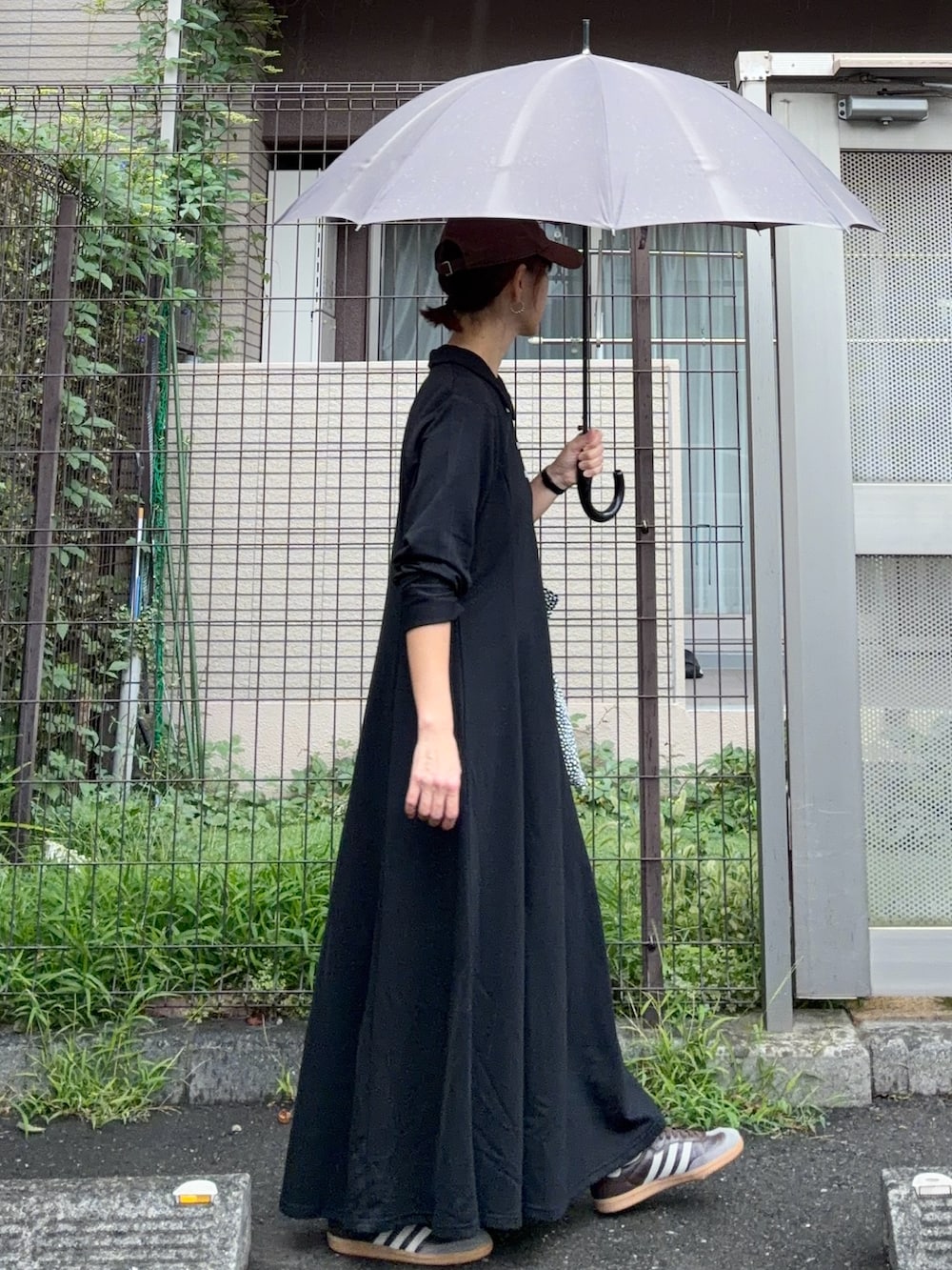 ブラック系のワンピースを着用したレディースの秋コーディネートの3枚目の写真