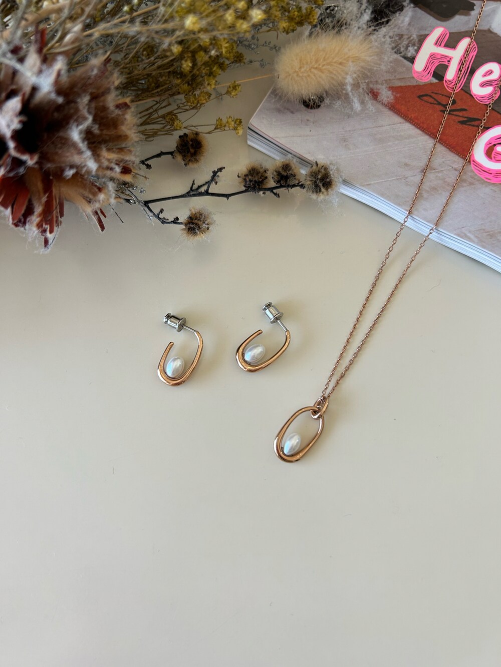 ブラック系のTシャツ/カットソー、ブラック系のその他パンツ、ホワイト系のショルダーバッグを着用したレディースの秋コーディネートの3枚目の写真