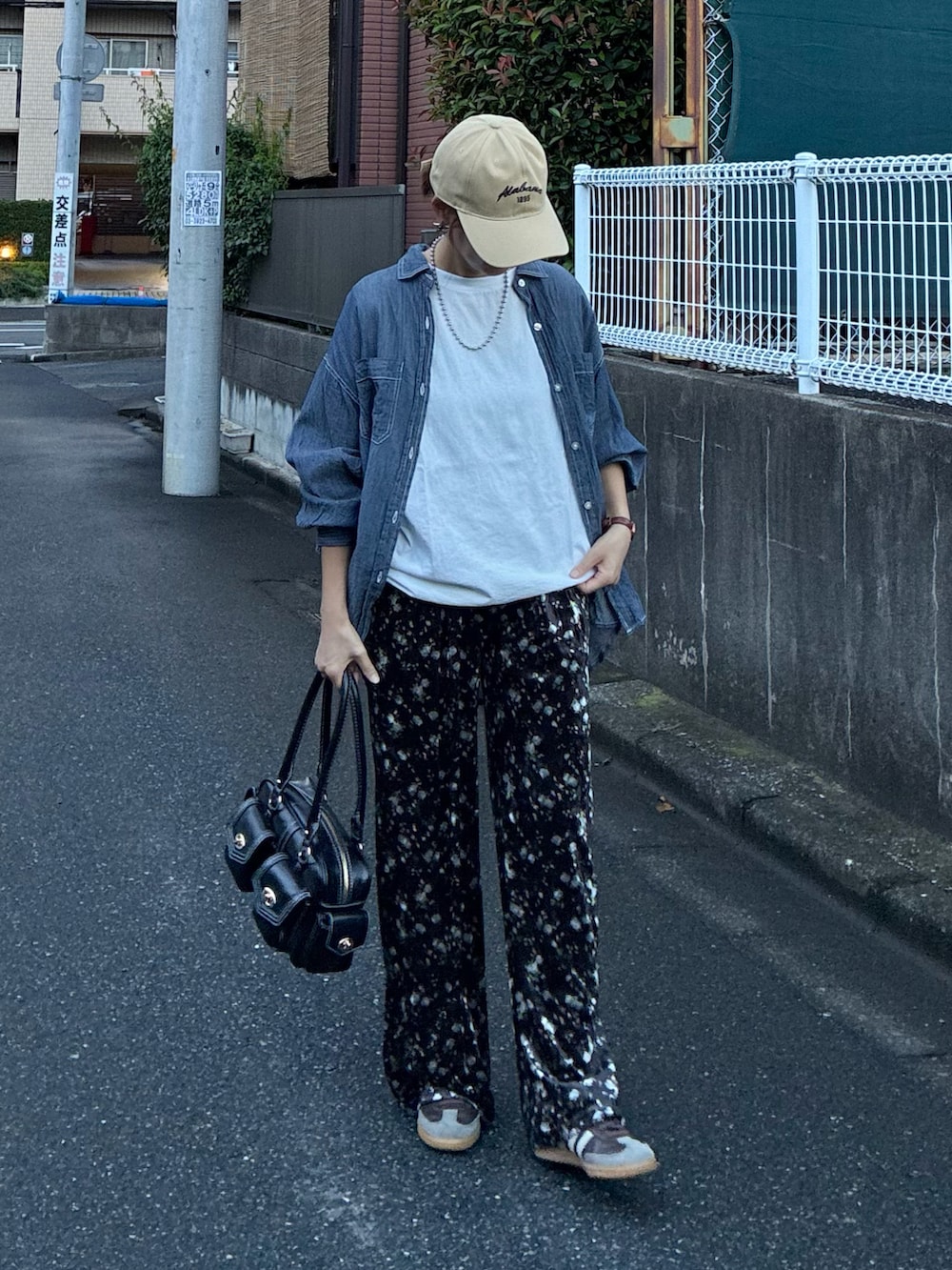 ブルー系のシャツ/ブラウス、ホワイト系のTシャツ/カットソー、ブラウン系のその他パンツを着用したレディースの夏コーディネートの4枚目の写真