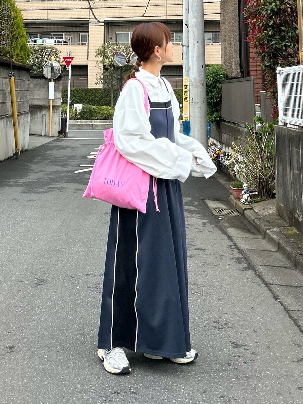 ホワイト系のシャツ/ブラウス、ピンク系のトートバッグ、グレー系のワンピースを着用したレディースの春コーディネートの4枚目の写真