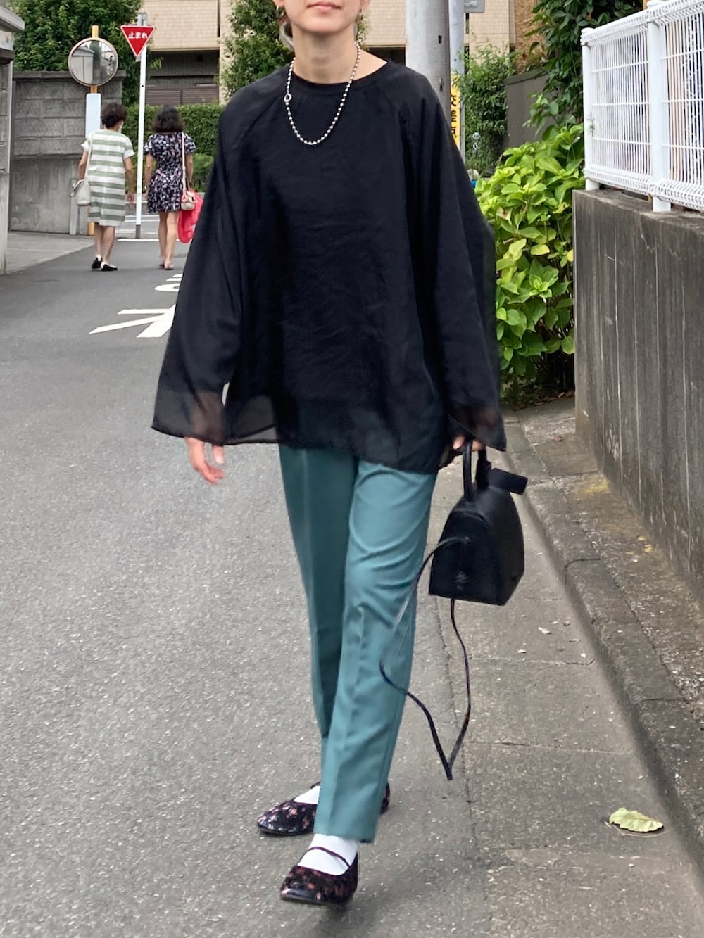 ブラック系のシャツ/ブラウス、グリーン系のその他パンツ、ブラック系のバレエシューズを着用したレディースの夏コーディネートの5枚目の写真