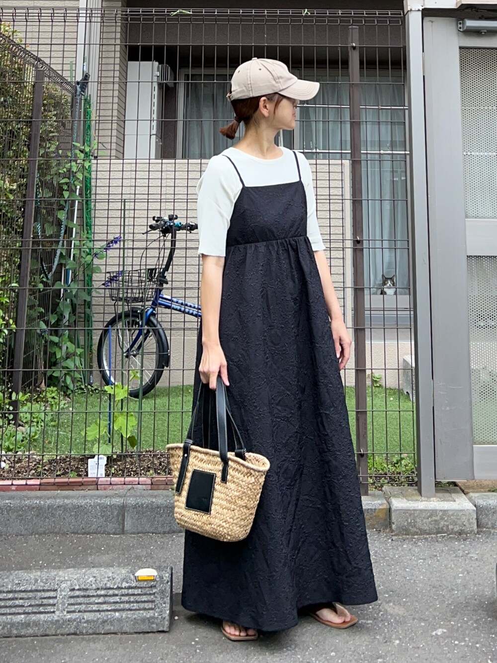 ホワイト系のTシャツ/カットソー、ブラック系のワンピース、ブラック系のかごバッグを着用したレディースの夏コーディネートの2枚目の写真