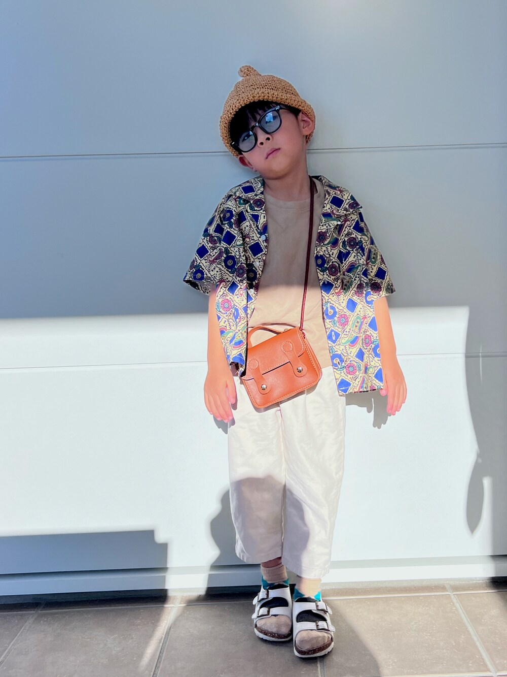 「夏コーデ、柄シャツ、男の子、プチプラコーデ、ショルダーバッグ、夏セールで買いました、キッズコーデ、リラックススタイル、祭り、どんぐり帽、サンダルに靴下、休日スタイル、チンピラ、サングラス」｜「TSURUYAの《その他》キッズサンダル FR5115（サンダル、ホワイト系）」を使った、aoochan.さん（キッズ・110cm）の夏コーディネートの2枚目の写真