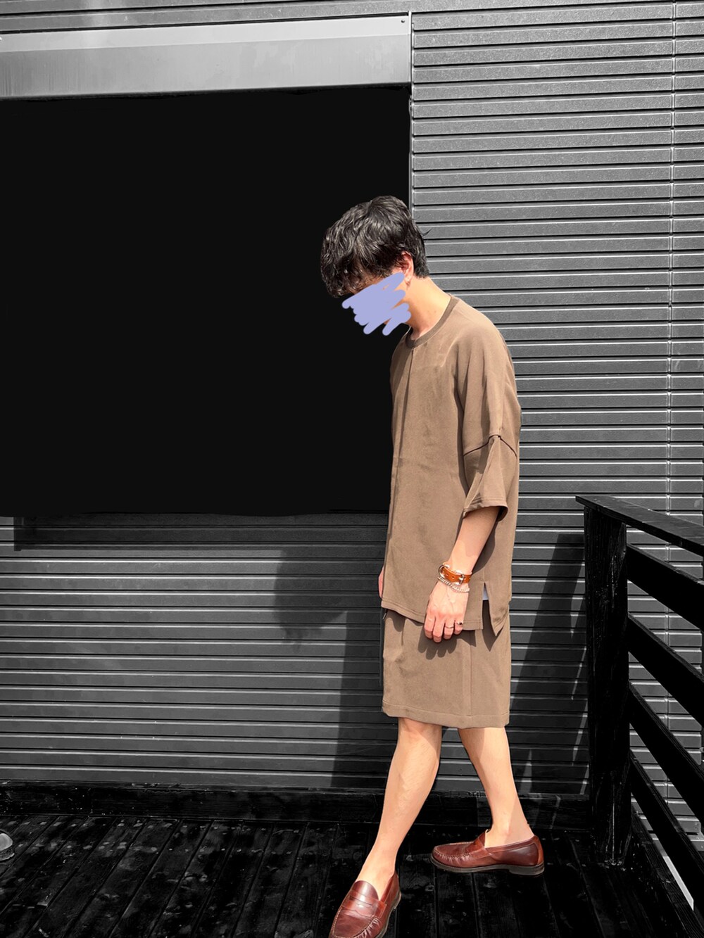 ブラウン系のTシャツ/カットソー、ブラウン系のその他パンツ、ブラウン系のローファーを着用したメンズの秋コーディネートの2枚目の写真