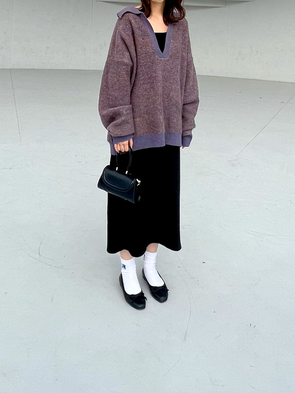 ブルー系のニット/セーター、ブラック系のワンピースを着用したレディースの秋コーディネートの2枚目の写真
