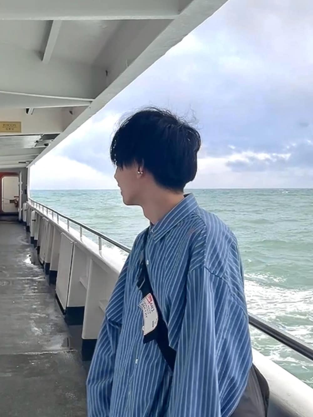 「hawaii、ハワイ、夏、夏コーデ、夏ファッション、ラフ、シンプルスタイル、低身長コーデ、ストライプシャツ、黒パンツ、ショートパンツ、ショーツ、ショーツ×ソックス、革靴、ootd」｜「CLESSTEのCLESSTE   PADDED HOLIDAY BAG ¥29700（ショルダーバッグ、ブラック系）」を使った、𝙏𝙤𝙧𝙪さん（メンズ・167cm）の夏コーディネートの2枚目の写真