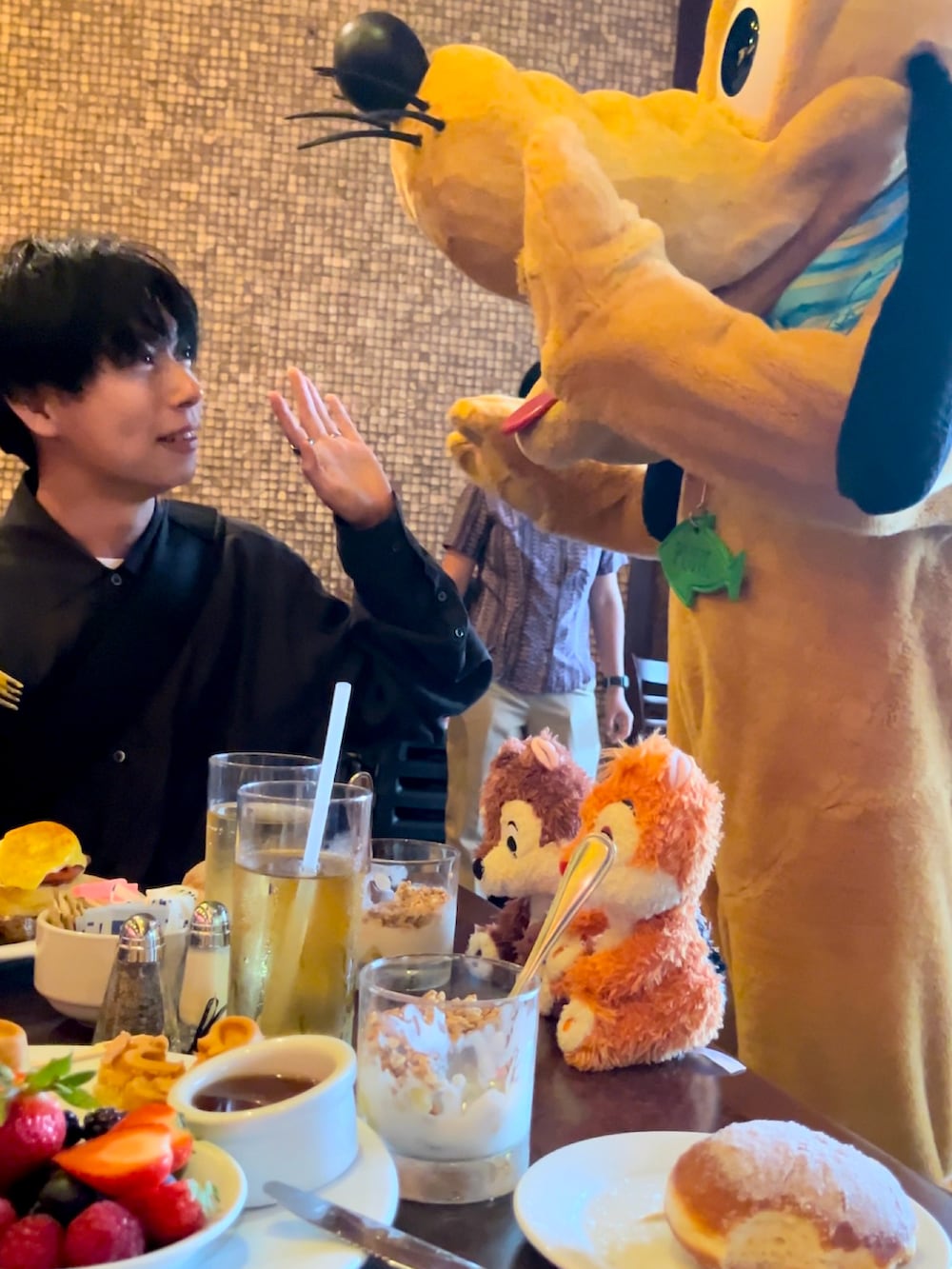 「ディズニーコーデ、ディズニー、disney、AULANI Disney、ラフ、シャツスタイル、スニーカーコーデ、シャツコーデ、ショートパンツ、ショーツ、ワイドショーツ、白スニーカー、CAMPER、stein、sunsea」｜「steinのstein  Oversized Cupro LS Shirt （CHARCOAL） ￥31,900（シャツ/ブラウス、グレー系）」を使った、𝙏𝙤𝙧𝙪さん（メンズ・167cm）の夏コーディネートの2枚目の写真