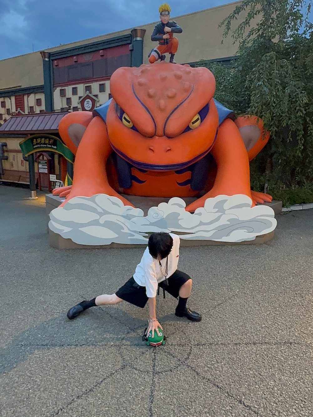 ブラック系のその他パンツ、ブラック系のショルダーバッグ、ブラック系のローファーを着用したメンズの秋コーディネートの2枚目の写真