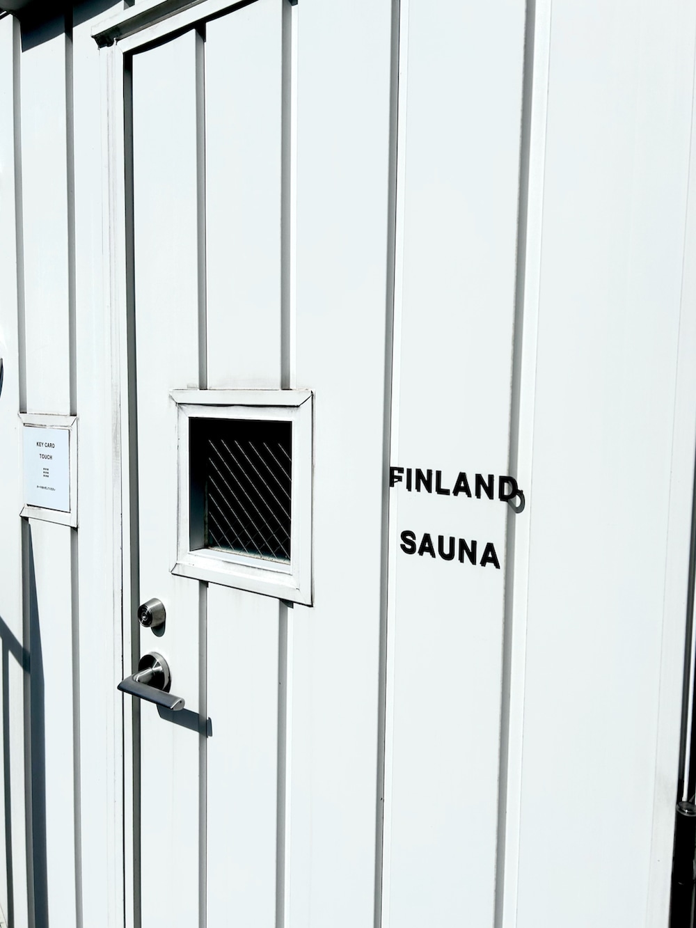 ブラック系の帽子を着用したメンズの夏コーディネートの2枚目の写真