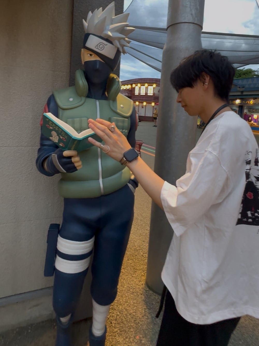 ブラック系のその他パンツ、ブラック系のショルダーバッグ、ブラック系のローファーを着用したメンズの秋コーディネートの5枚目の写真