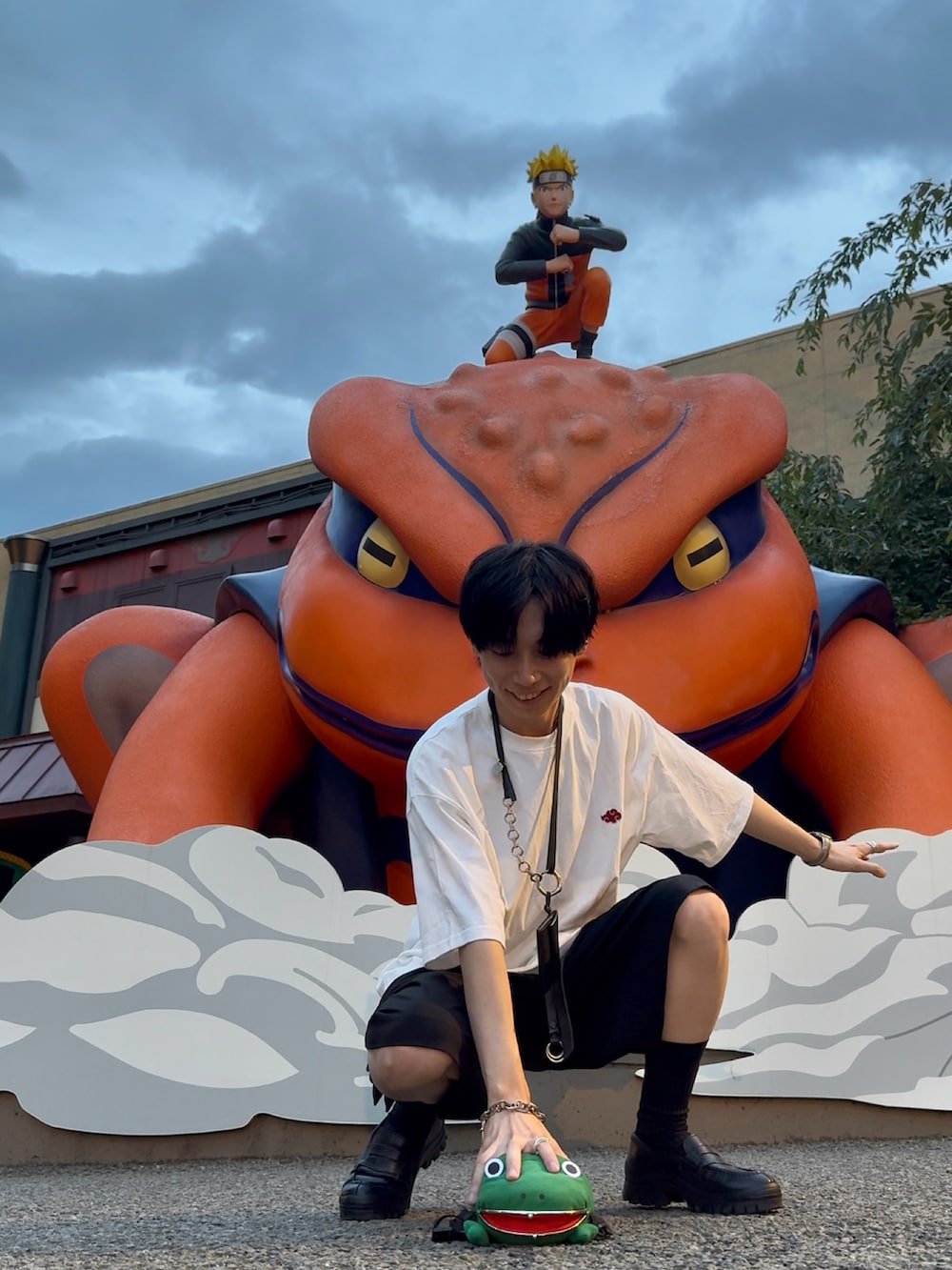 ブラック系のその他パンツ、ブラック系のショルダーバッグ、ブラック系のローファーを着用したメンズの秋コーディネートの3枚目の写真