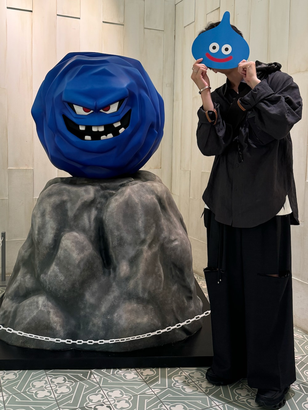 ブラック系のシャツ/ブラウス、ブラック系のショルダーバッグ、ブラック系のスラックスを着用したメンズの夏コーディネートの5枚目の写真