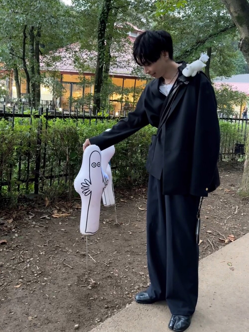 ブラック系のテーラードジャケット、ブラック系のスラックス、ブラック系のブーツを着用したメンズの秋コーディネートの2枚目の写真