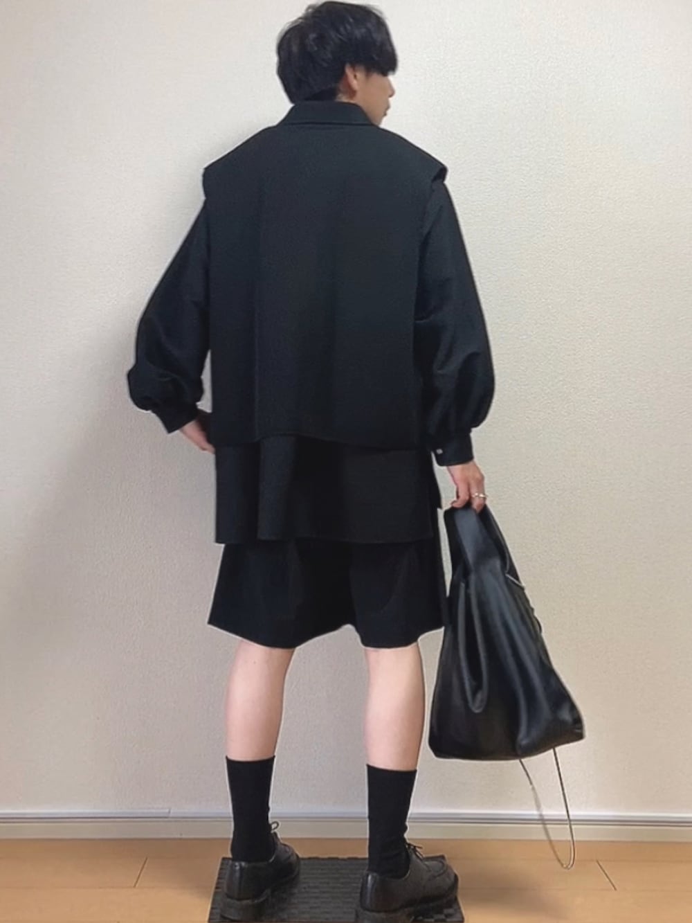 「黒、黒コーデ、ブラック、ブラックコーデ、モード、短パン、ショーツ、ショーツスタイル、レイヤードスタイル、シャツ×ベスト、革靴×靴下、AXIS、sunsea、norienomoto、08sircus」｜「AXISのAXIS 23AW  Skipper Shirts  ¥41,250（シャツ/ブラウス、ブラック系）」を使った、𝙏𝙤𝙧𝙪さん（メンズ・167cm）の秋コーディネートの3枚目の写真