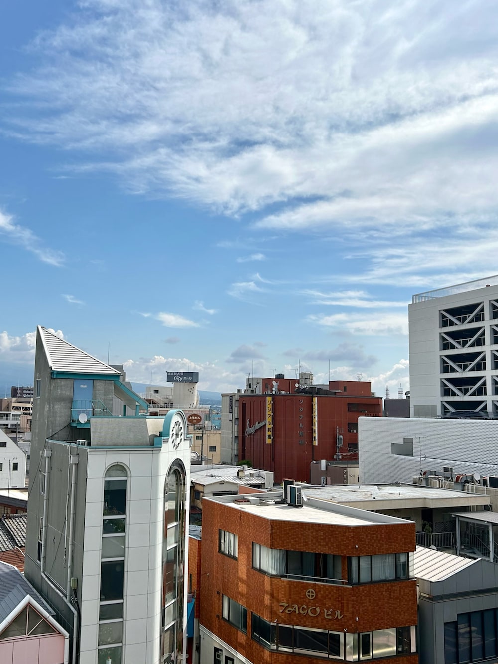 ブラック系の帽子を着用したメンズの夏コーディネートの3枚目の写真