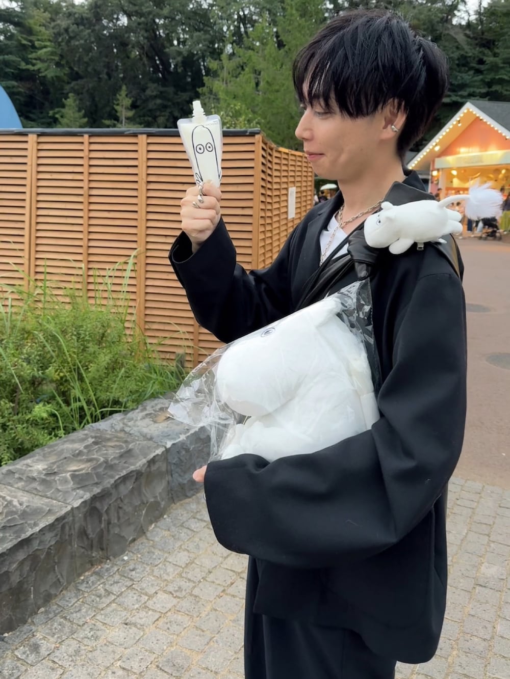 ブラック系のテーラードジャケット、ブラック系のスラックス、ブラック系のブーツを着用したメンズの秋コーディネートの3枚目の写真