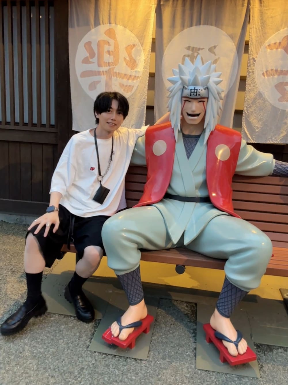 ブラック系のその他パンツ、ブラック系のショルダーバッグ、ブラック系のローファーを着用したメンズの秋コーディネートの4枚目の写真