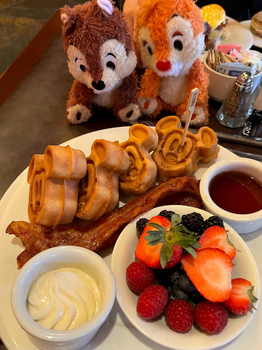 「ディズニーコーデ、ディズニー、disney、AULANI Disney、ラフ、シャツスタイル、スニーカーコーデ、シャツコーデ、ショートパンツ、ショーツ、ワイドショーツ、白スニーカー、CAMPER、stein、sunsea」｜「steinのstein  Oversized Cupro LS Shirt （CHARCOAL） ￥31,900（シャツ/ブラウス、グレー系）」を使った、𝙏𝙤𝙧𝙪さん（メンズ・167cm）の夏コーディネートの5枚目の写真