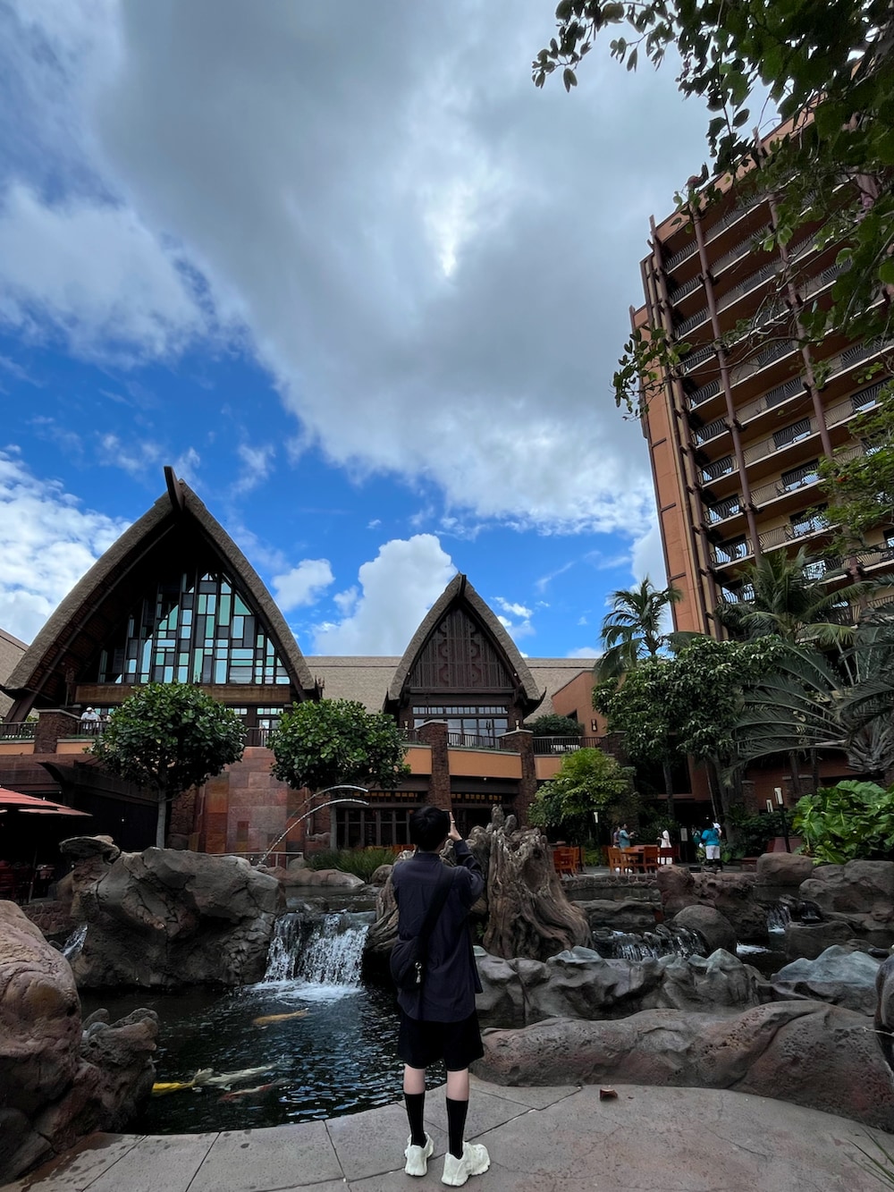 「ディズニーコーデ、ディズニー、disney、AULANI Disney、ラフ、シャツスタイル、スニーカーコーデ、シャツコーデ、ショートパンツ、ショーツ、ワイドショーツ、白スニーカー、CAMPER、stein、sunsea」｜「steinのstein  Oversized Cupro LS Shirt （CHARCOAL） ￥31,900（シャツ/ブラウス、グレー系）」を使った、𝙏𝙤𝙧𝙪さん（メンズ・167cm）の夏コーディネートの3枚目の写真