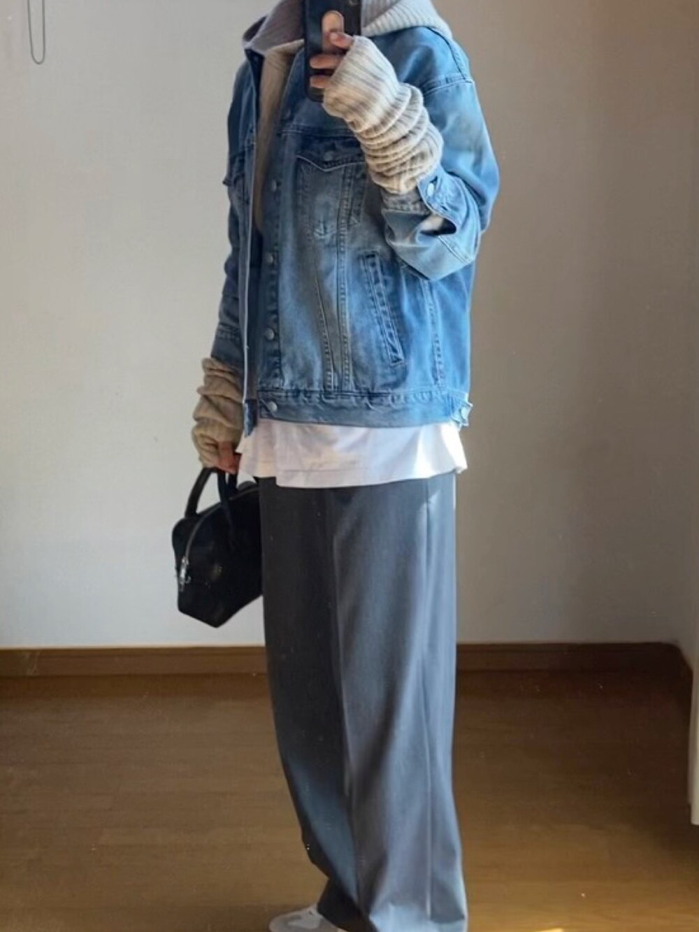 ブルー系のデニムジャケット、グレー系のスラックス、ホワイト系のスニーカーを着用したキッズの秋コーディネートの4枚目の写真