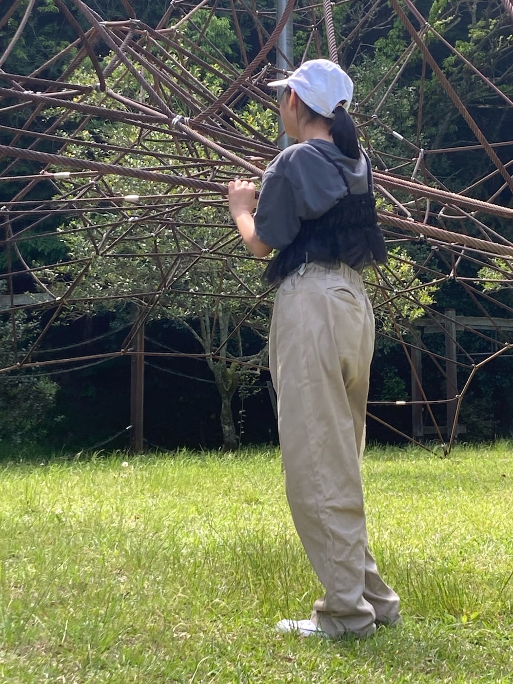「初夏コーデ、キッズファッション、ビスチェ、チノパン、グルカパンツ、ロックT、キャップ、シンプルコーデ、きまわしコーデ、オトナカジュアル」｜「LOVETOXICのインナーつきチュールビスチェ（Tシャツ/カットソー、ブラック系）」を使った、kankitsu🍊さん（キッズ・148cm）の春コーディネートの2枚目の写真