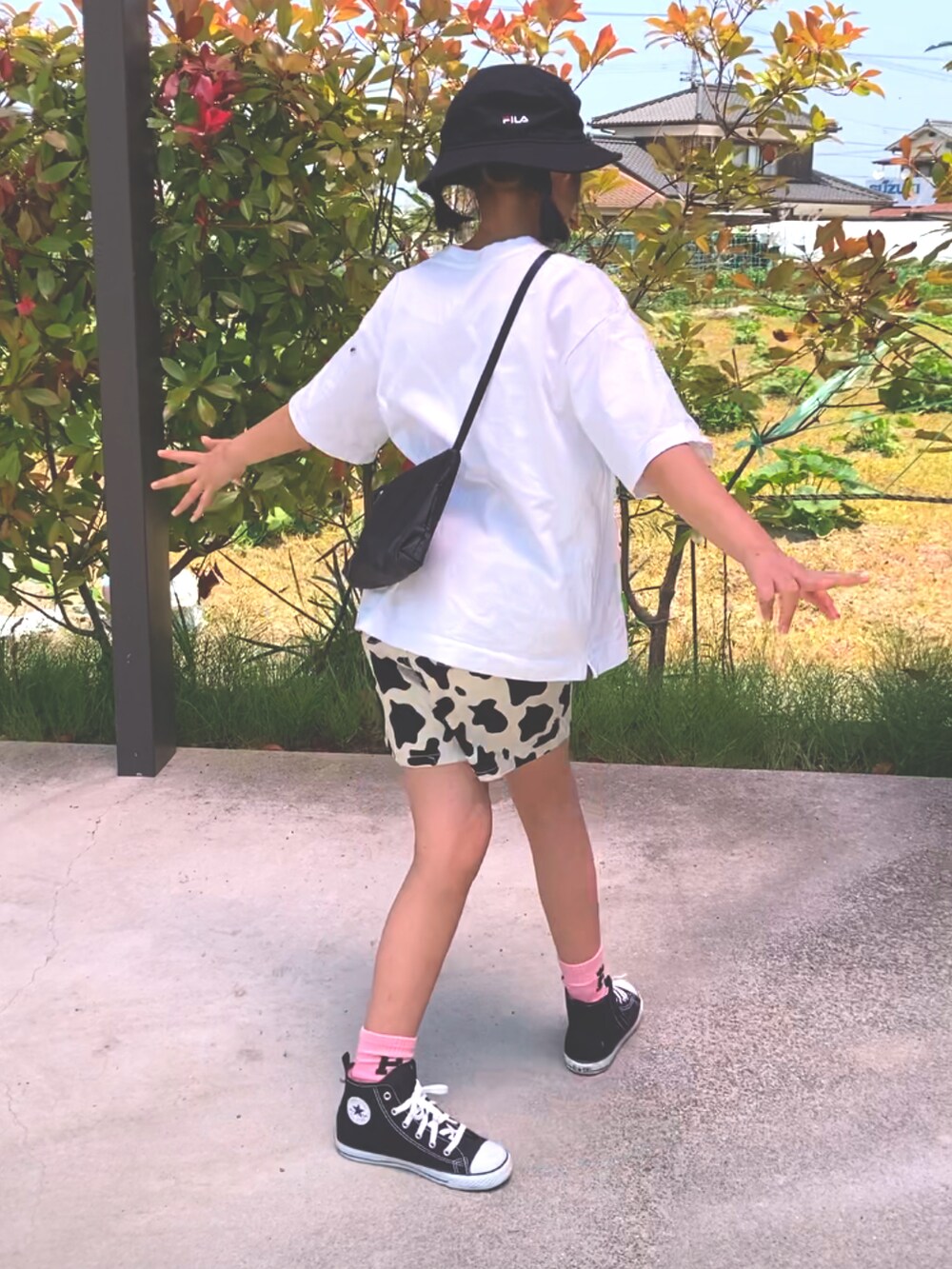 「キッズファッション、バケットハット、夏だ！Tシャツ着よう！、ピンク、カウ柄、アニマル柄、カラーソックス、白Tシャツ、ロゴT、コンバース」｜「FILAの【FILA】KIDS SMALL LOGO HAT / 【フィラ】キッズ　スモールロゴハット（ハット、ブラック系）」を使った、kankitsu🍊さん（キッズ・144cm）の春コーディネートの3枚目の写真