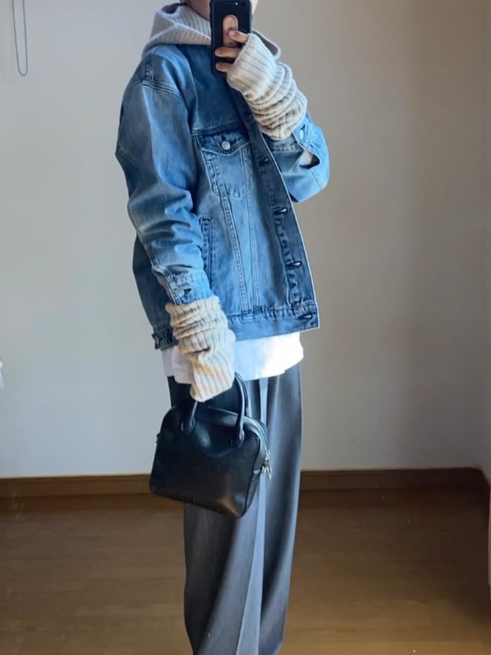 ブルー系のデニムジャケット、グレー系のスラックス、ホワイト系のスニーカーを着用したキッズの秋コーディネートの3枚目の写真