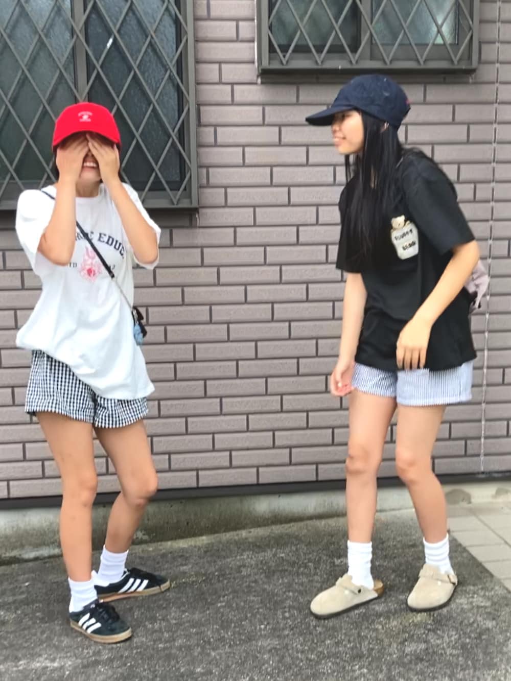 ブラック系のTシャツ/カットソー、ブルー系のパンツ、ブラック系のパンツを着用したキッズの夏コーディネートの2枚目の写真