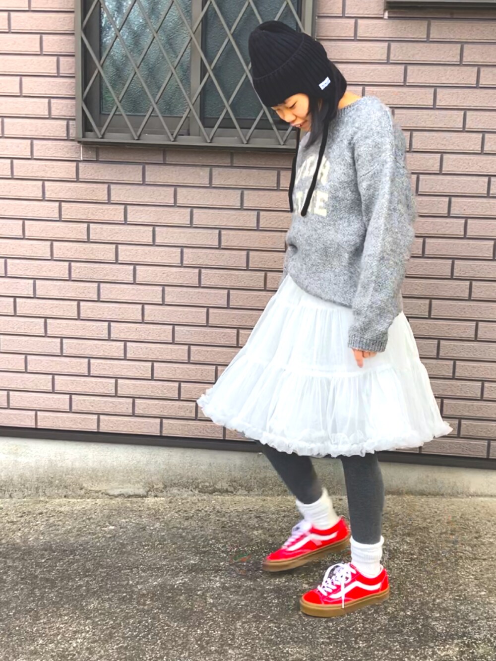 「新星WEARISTAにエントリー、クリスマスに着たい服、赤、キッズファッション、ニット帽、ロゴニット、ワントーンコーデ、チュールスカート、スニーカー」｜「FRUIT OF THE LOOMの【別注】＜FRUIT OF THE LOOM＞ イヤーフラップ ニットキャップ / 帽子（ニットキャップ/ビーニー、ブラック系）」を使った、kankitsu🍊さん（キッズ・148cm）の冬コーディネートの2枚目の写真