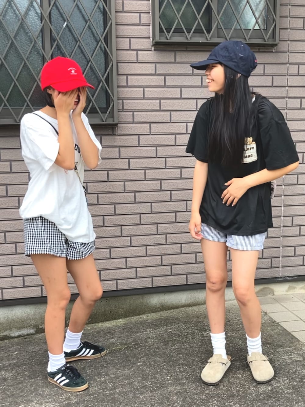 ブラック系のTシャツ/カットソー、ブルー系のパンツ、ブラック系のパンツを着用したキッズの夏コーディネートの3枚目の写真