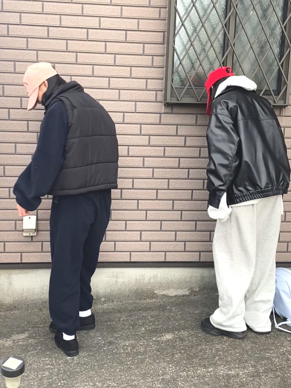 ブラック系のダウンベスト、ブラック系のモカシン/デッキシューズ、ブラック系のブルゾンを着用したキッズの冬コーディネートの2枚目の写真