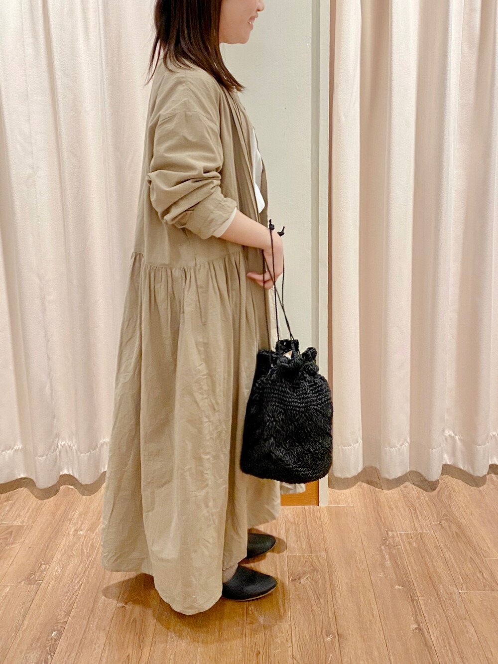 グリーン系のワンピース、ホワイト系のTシャツ/カットソー、ブラック系のその他パンツを着用したレディースの春コーディネートの2枚目の写真