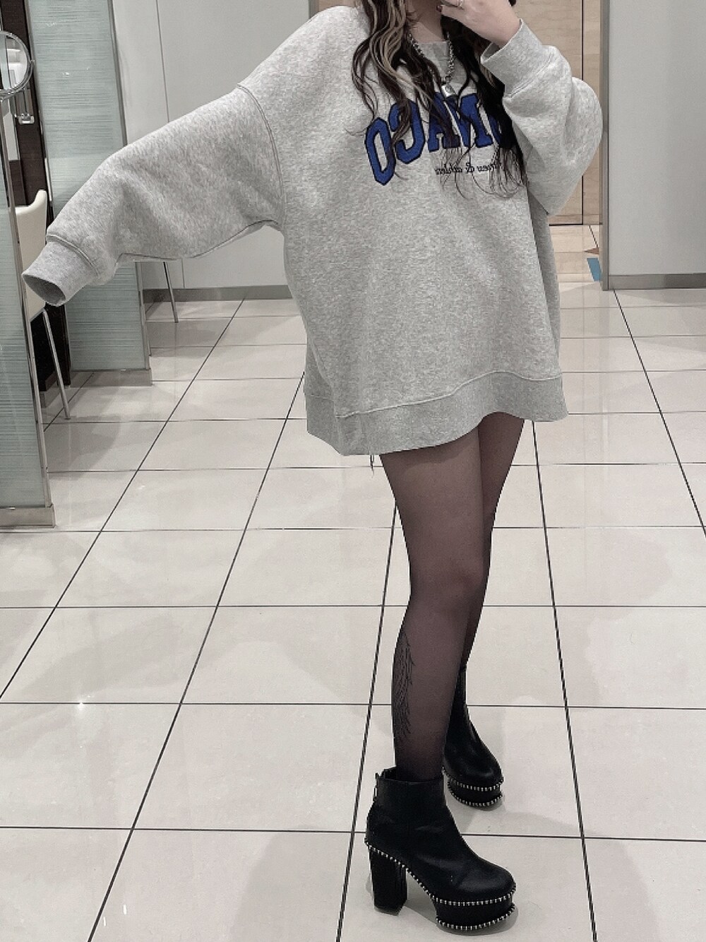 グレー系のスウェット、ブラック系のブーツ、その他のその他を着用したレディースの冬コーディネートの2枚目の写真