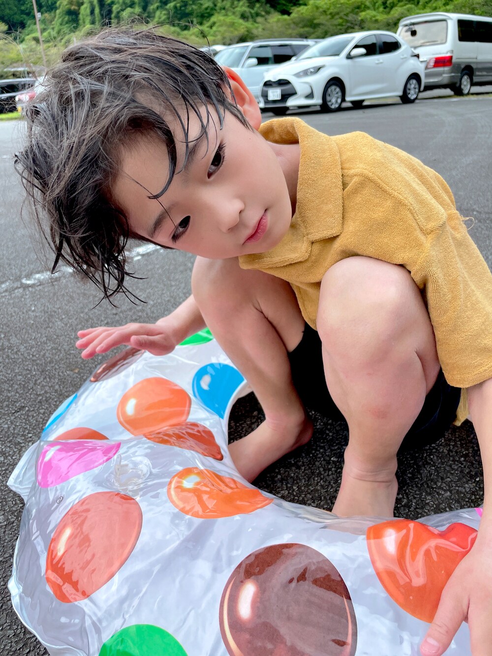 イエロー系のトップス、ブラック系のパンツを着用したキッズの夏コーディネートの2枚目の写真