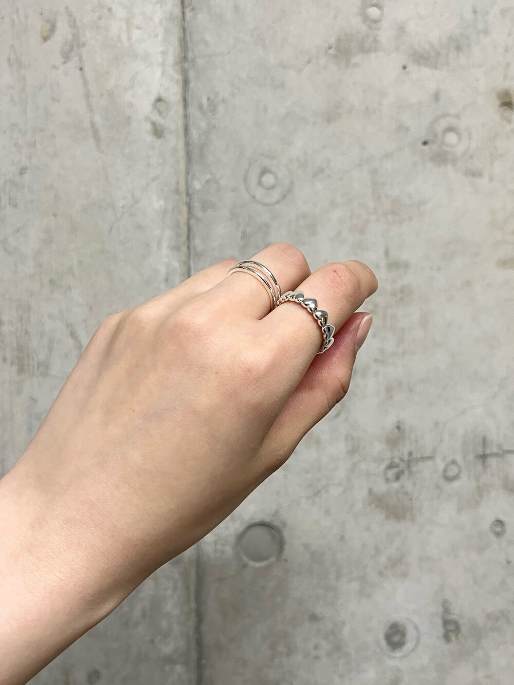 ブラック系のワンピース、ブラック系のシャツ/ブラウス、ブラック系のサンダルを着用したレディースの春コーディネートの7枚目の写真