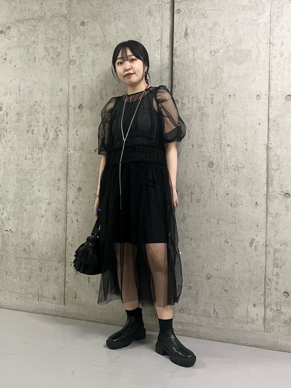 グレー系のタンクトップ、ブラック系のその他パンツ、ブラック系のブーツを着用したレディースの夏コーディネートの5枚目の写真