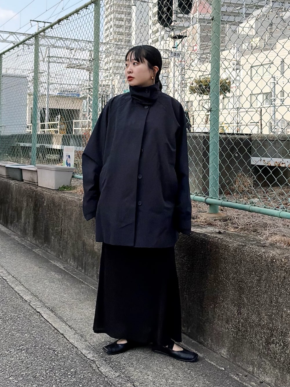 ブルー系のその他アウター、ブラック系のスカートを着用したレディースの冬コーディネートの4枚目の写真