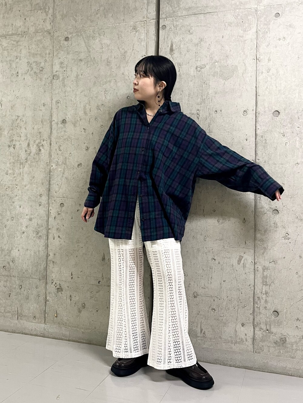 グリーン系のシャツ/ブラウス、ホワイト系のその他パンツ、ブラウン系のローファーを着用したレディースの秋コーディネートの2枚目の写真