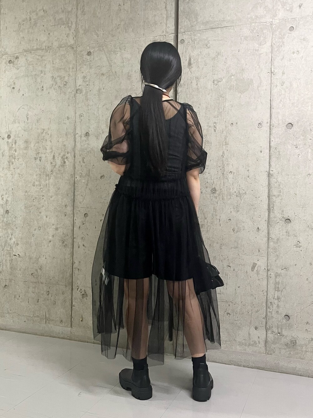 グレー系のタンクトップ、ブラック系のその他パンツ、ブラック系のブーツを着用したレディースの夏コーディネートの4枚目の写真