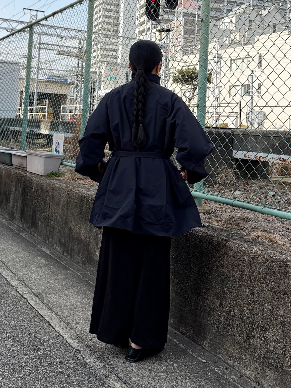 ブルー系のその他アウター、ブラック系のスカートを着用したレディースの冬コーディネートの3枚目の写真