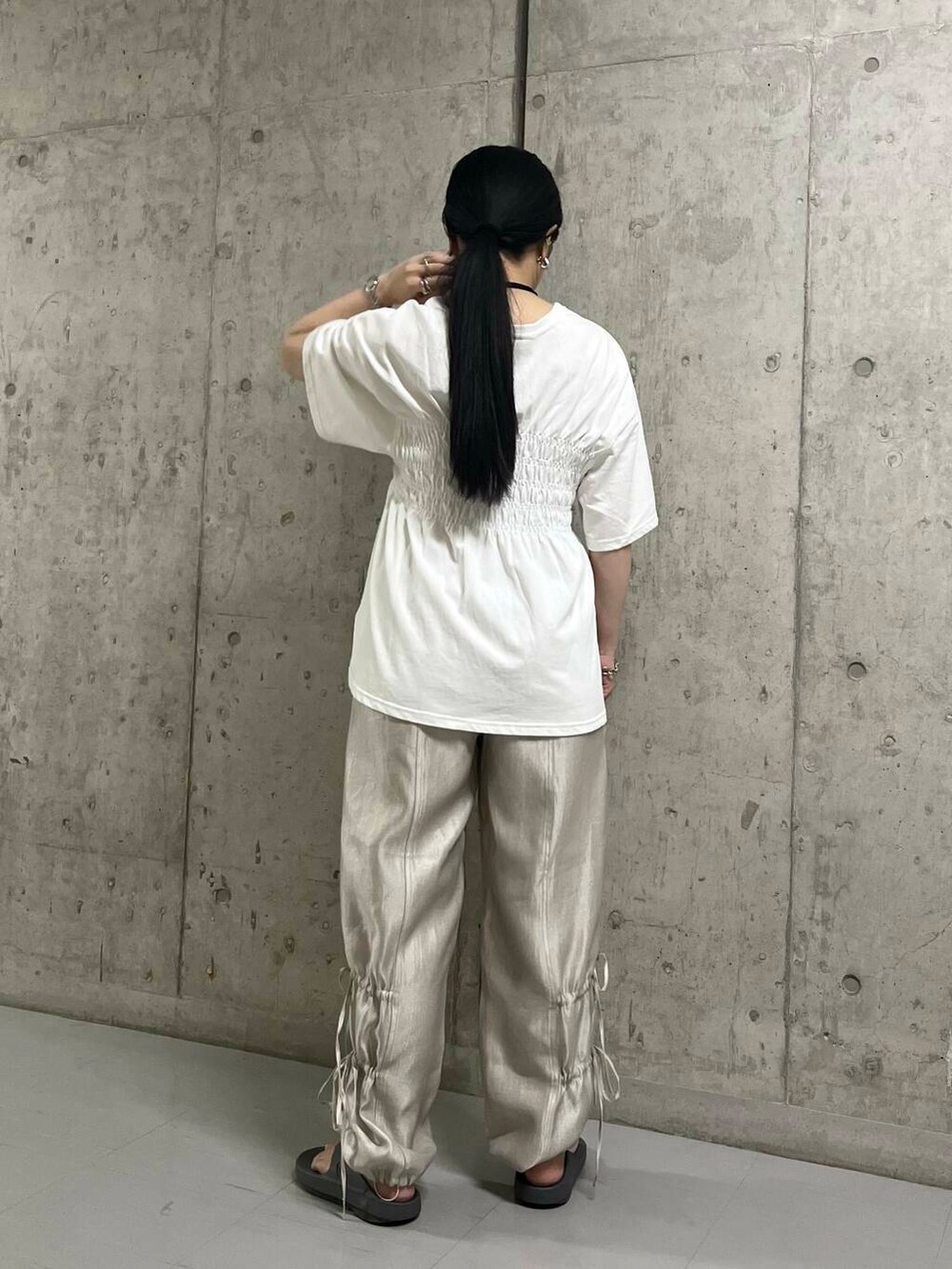 ホワイト系のTシャツ/カットソー、ベージュ系のその他パンツを着用したレディースの夏コーディネートの3枚目の写真