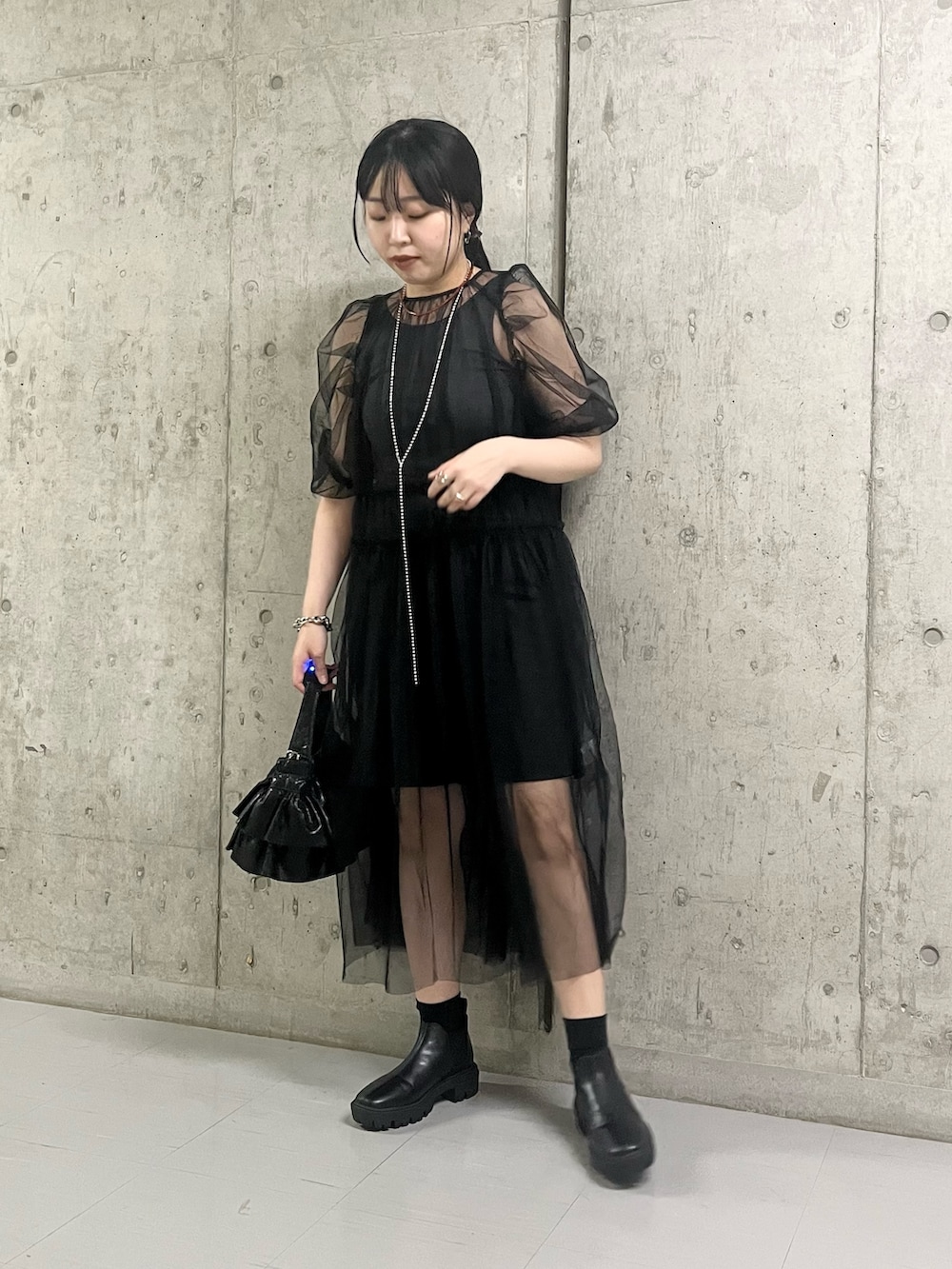 グレー系のタンクトップ、ブラック系のその他パンツ、ブラック系のブーツを着用したレディースの夏コーディネートの2枚目の写真