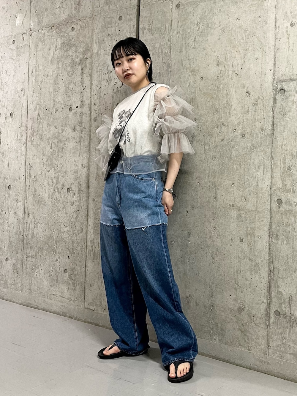 ブラック系のショルダーバッグ、グレー系のシャツ/ブラウス、グレー系のTシャツ/カットソーを着用したレディースの春コーディネートの2枚目の写真